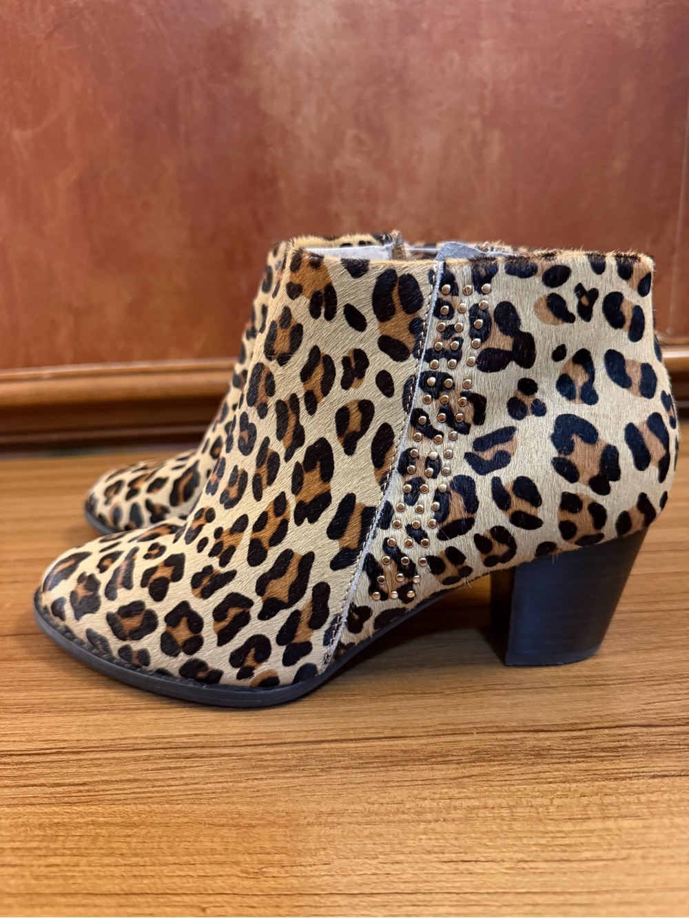 Vionic Georgia Leopard Print Calf Hair Ankle Boots Studded Size 6 Comfort